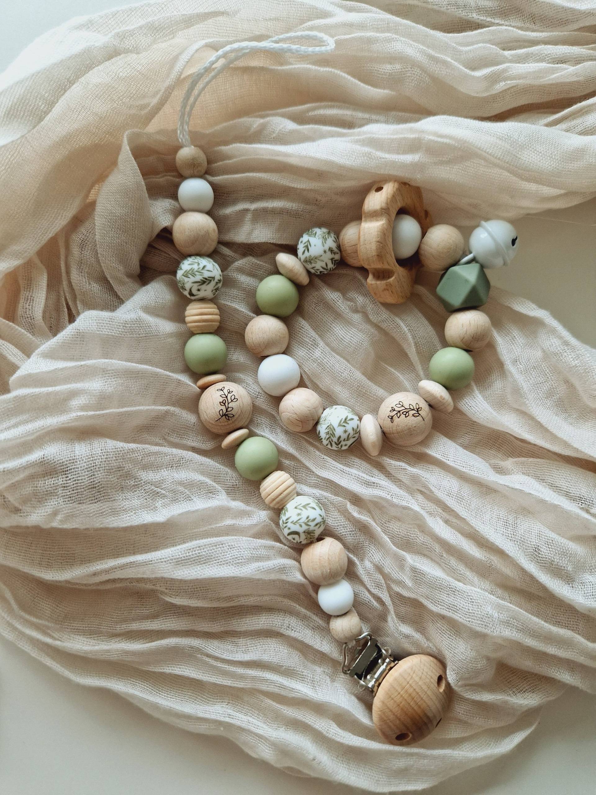 Schnullerkette Und Greifring "Lind Green" Lind, Weiß, Monstera, Blatt, Natur, Silikon, Blätter, Holz, Gravur, Holzperlen, Ohne Name, Glöckchen Schnullerkette Und Greifring "Lind Green" Lind, Weiß, Monstera, Blatt, Natur, Silikon, Blätter, Holz, Gravur, Holzperlen, Ohne Name, Glöckchen von Etsy - beckyshandmadeshop