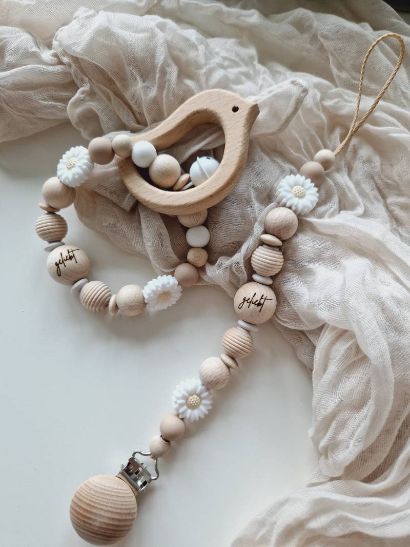 Schnullerkette Und Greifring "Love Daisy" Weiß, Gänseblümchen, Vogel, Natur, Silikon, Holz, Geliebt Gravur, Holzperlen, Ohne Name, Vögelchen Schnullerkette Und Greifring "Love Daisy" Weiß, Gänseblümchen, Vogel, Natur, Silikon, Holz, Geliebt Gravur, Holzperlen, Ohne Name, Vögelchen von Etsy - beckyshandmadeshop
