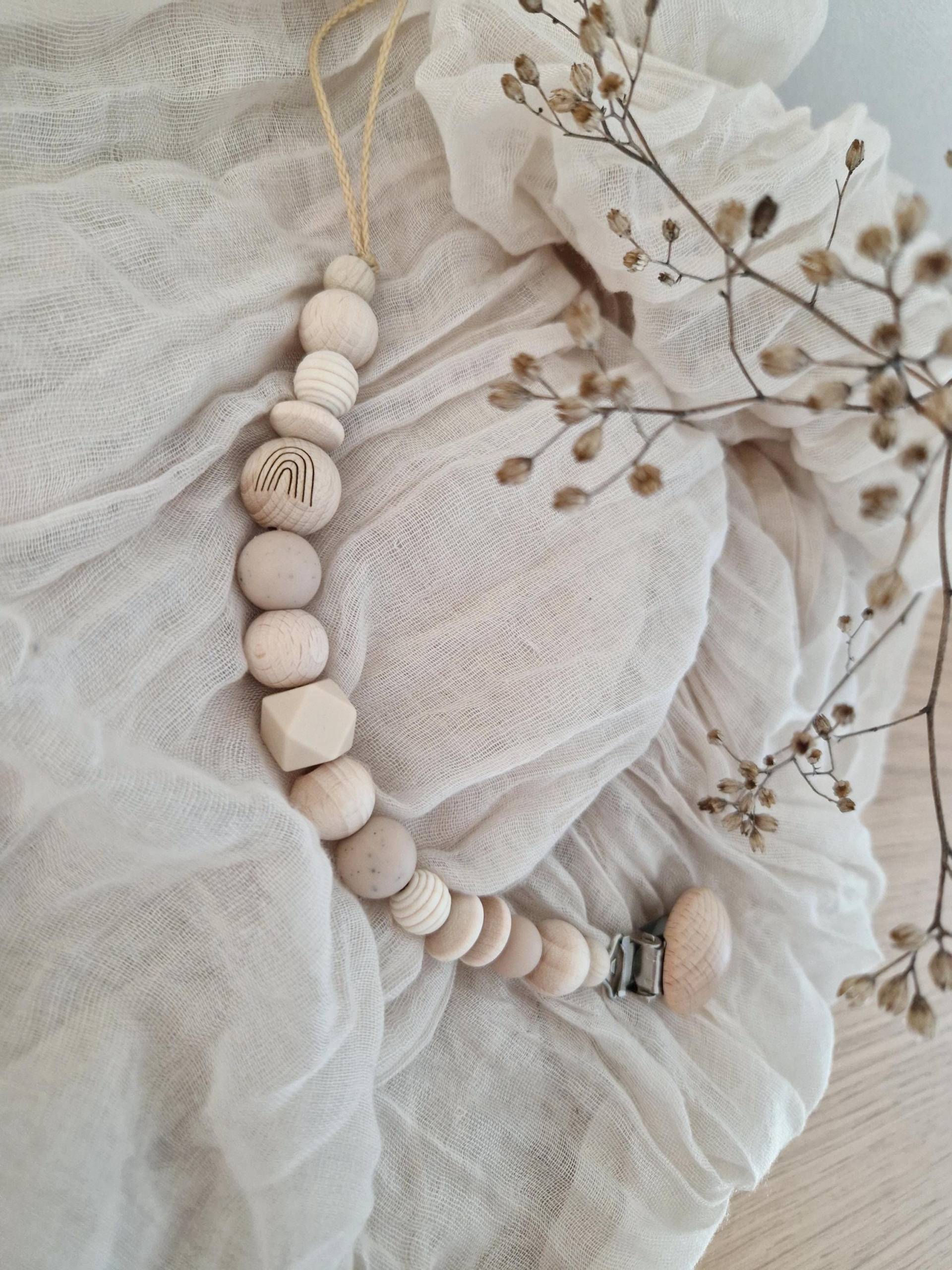 Schnullerkette "Wunderful Rainbow" Strazatella, Beige, Natur, Braun, Creme, Silikon, Holz, Gravur, Ohne Name, Hexagon, Häkelperlen Schnullerkette "Wunderful Rainbow" Strazatella, Beige, Natur, Braun, Creme, Silikon, Holz, Gravur, Ohne Name, Hexagon, Häkelperlen von Etsy - beckyshandmadeshop