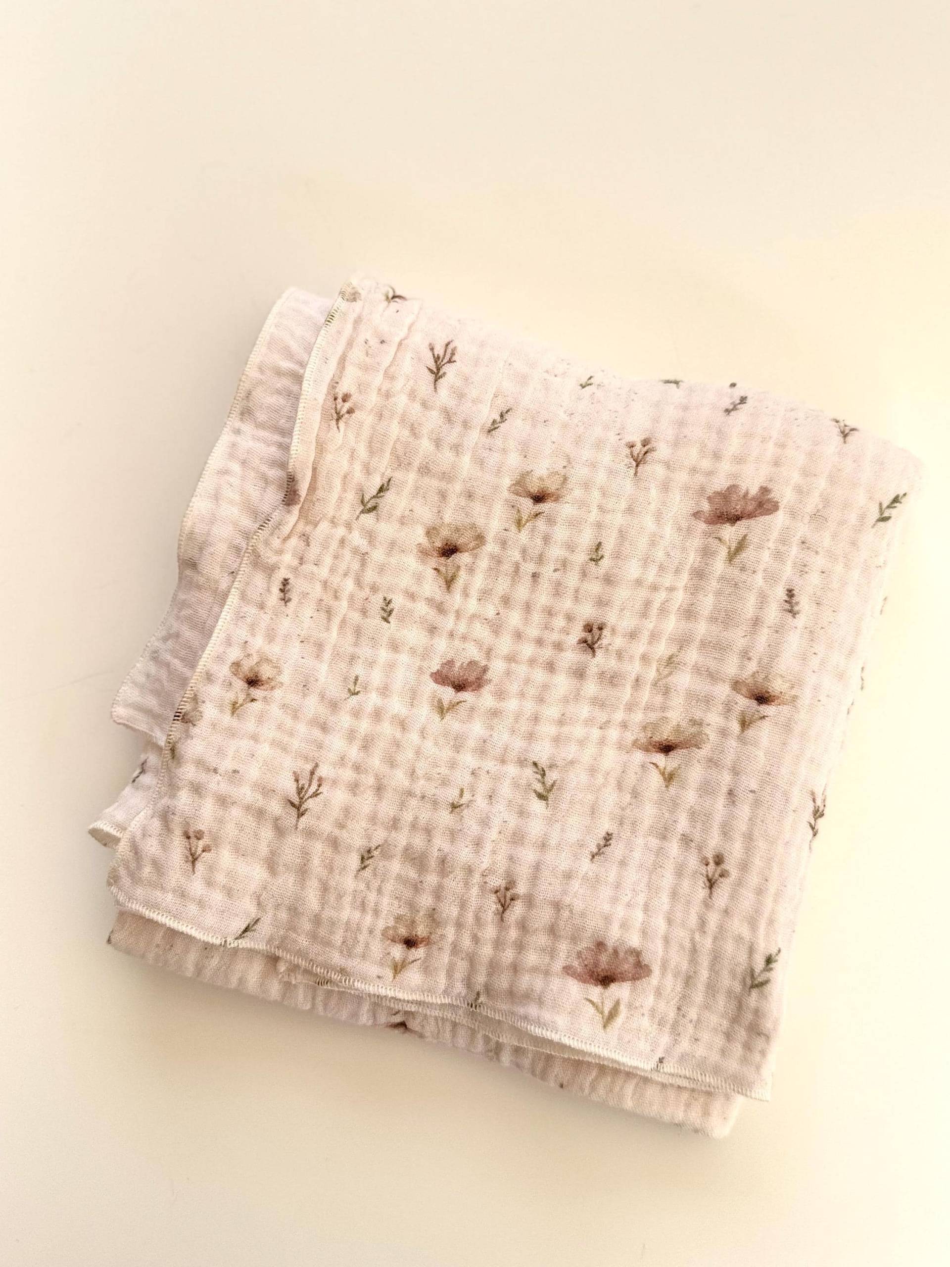 Spucktuch Boho Flowers | Musselintuch Dreieckstuch Sonnenschutz Pucktuch Kleine Blumen Biostoffe Creme von Etsy - bellanovagermany