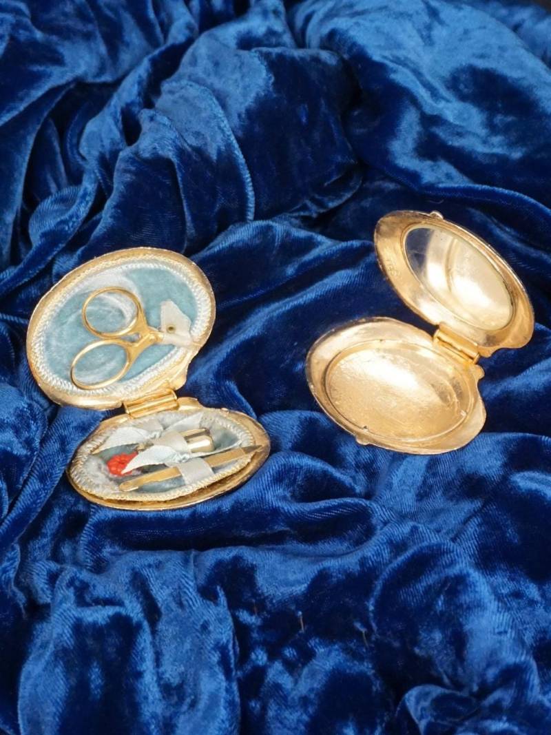 Vintage 1940Er Jahre Seashell Compact - Friedrich Mosell Spiegel Maniküre Kit Schere Parfüm Flasche von Etsy - bellofbow