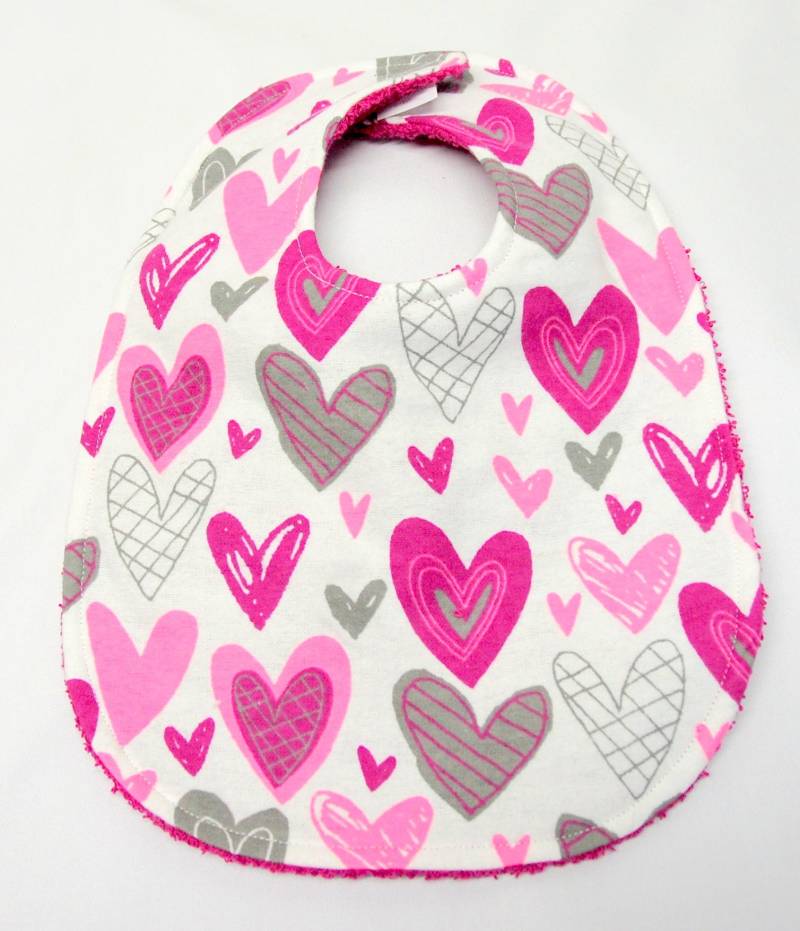 Baby Girl Lätzchen, Baby-Dusche-Geschenk, Willkommens-Baby-Geschenk. Neue Mutter Geschenk Funky Pink, Magenta Und Grau Herzen Auf Weiß von Etsy - beyondquilts