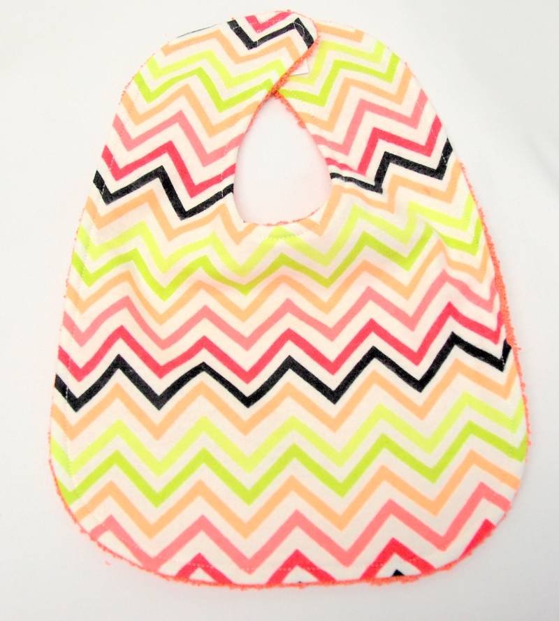 Baby Lätzchen Für Mädchen, Babypartygeschenk, Willkommens-Baby-Geschenk Koralle, Grün, Weiß Und Schwarzes Zick-Zack-Design von Etsy - beyondquilts