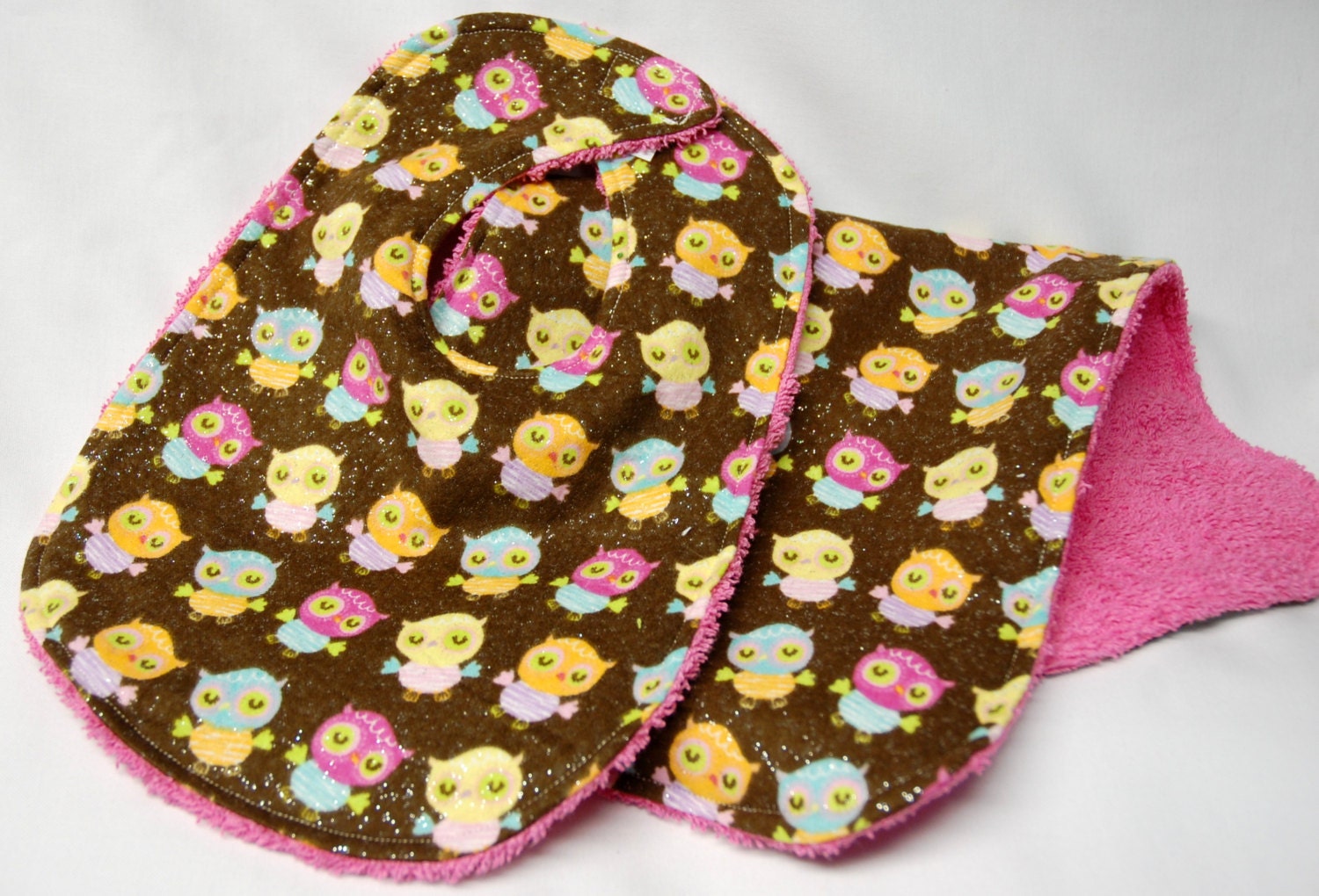 Baby Lätzchen Und Spucktuch, Shower Geschenk, Willkommen Geschenk Eulen Auf Glitzerndem Braun von Etsy - beyondquilts