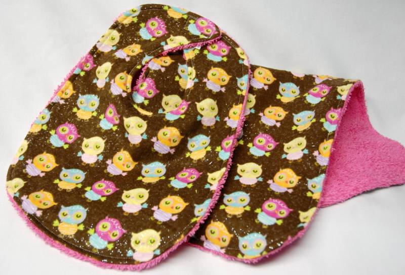 Baby Lätzchen Und Spucktuch, Shower Geschenk, Willkommen Geschenk Eulen Auf Glitzerndem Braun von Etsy - beyondquilts