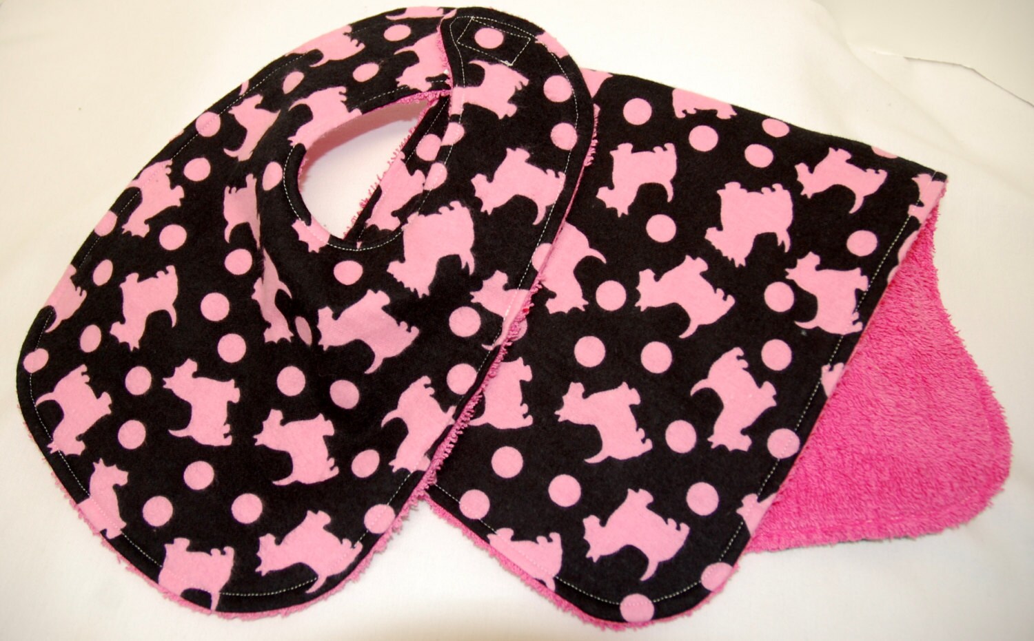 Baby Lätzchen Und Spucktuch Set, Shower Geschenk, Willkommen Geschenk Rosa Scottie Hunde Auf Schwarz Baby Lätzchen Und Spucktuch Set, Shower Geschenk, Willkommen Geschenk Rosa Scottie Hunde Auf Schwarz von Etsy - beyondquilts