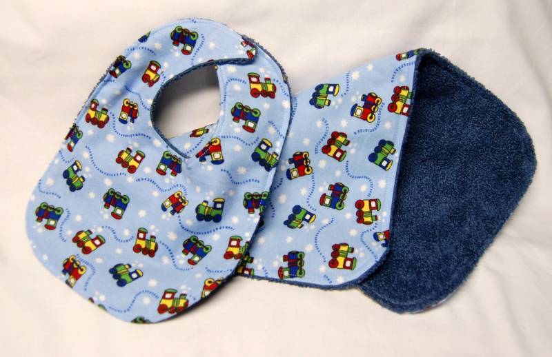 Baby-Lätzchen Und Spucktuch-Set Für Jungen, Babypartygeschenk, Willkommensgeschenk Choo Züge Auf Blau von Etsy - beyondquilts