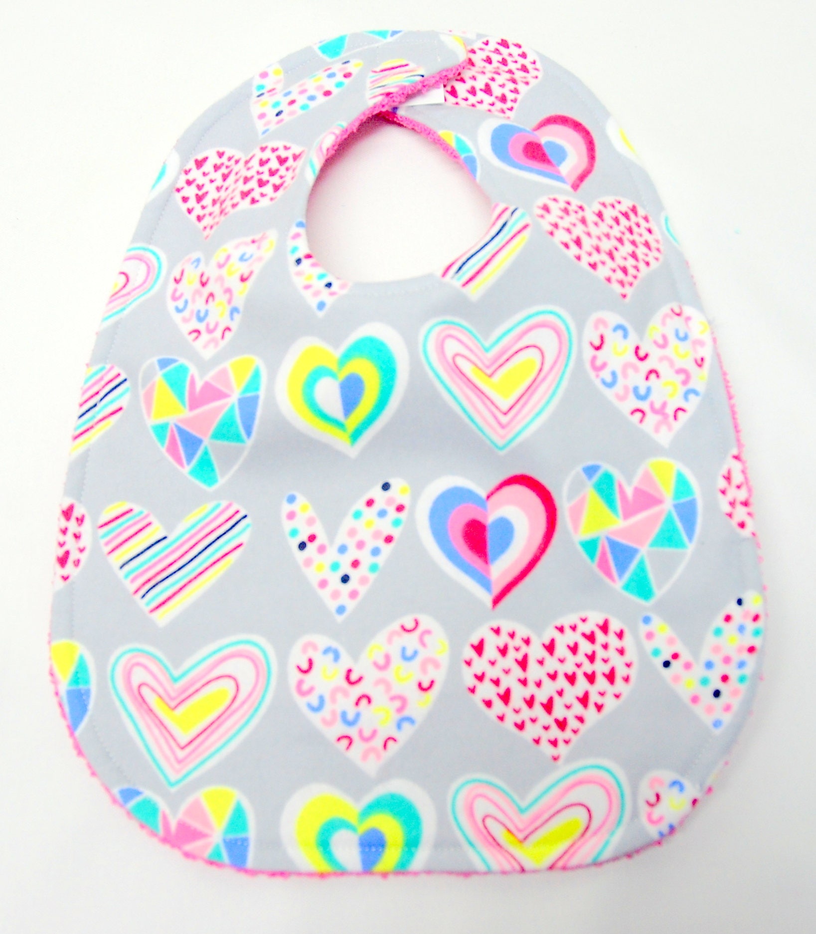 Baby-Mädchen-Lätzchen, 0-3 Monate Größe, Baby-Dusche-Geschenk, Willkommen Baby-Geschenk Bunte Gemusterte Herzen Auf Hellgrau von Etsy - beyondquilts