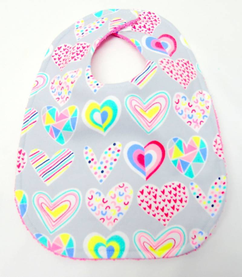 Baby-Mädchen-Lätzchen, 0-3 Monate Größe, Baby-Dusche-Geschenk, Willkommen Baby-Geschenk Bunte Gemusterte Herzen Auf Hellgrau von Etsy - beyondquilts