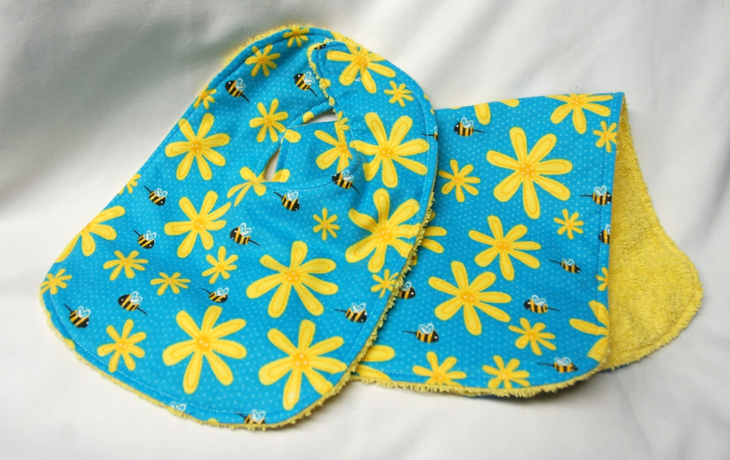 Baby Mädchen Lätzchen Und Leinen Set, 0-3 Monate Größe, Shower Geschenk, Willkommen Geschenk Gelbe Daisies Bienen Auf Blau Baby Mädchen Lätzchen Und Leinen Set, 0-3 Monate Größe, Shower Geschenk, Willkommen Geschenk Gelbe Daisies Bienen Auf Blau von Etsy - beyondquilts