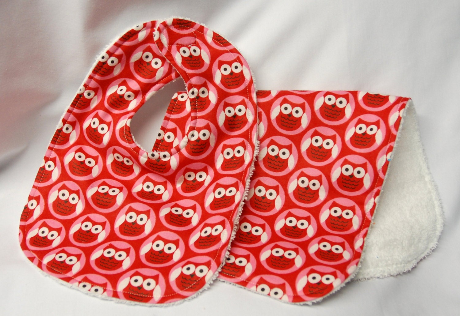 Baby Mädchen Lätzchen Und Spucktuch, Babyparty Geschenk, Willkommen Geschenk Rote Eulen Auf Weiß Baby Mädchen Lätzchen Und Spucktuch, Babyparty Geschenk, Willkommen Geschenk Rote Eulen Auf Weiß von Etsy - beyondquilts