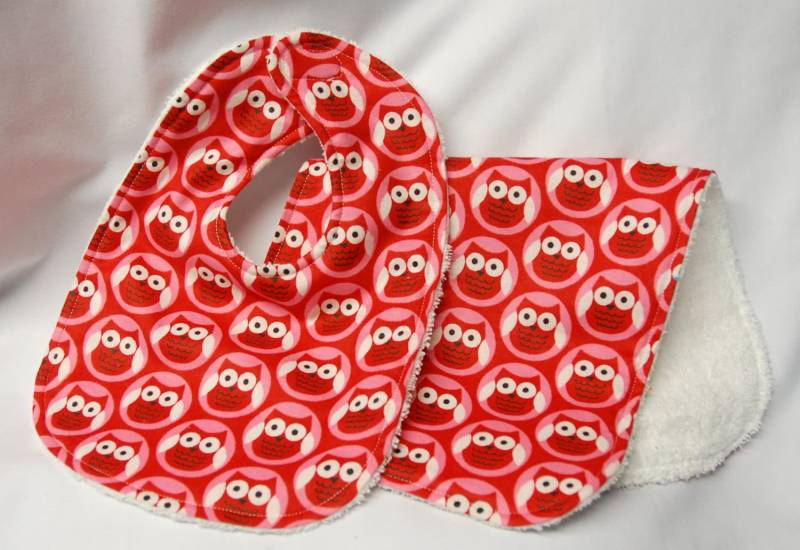 Baby Mädchen Lätzchen Und Spucktuch, Babyparty Geschenk, Willkommen Geschenk Rote Eulen Auf Weiß von Etsy - beyondquilts