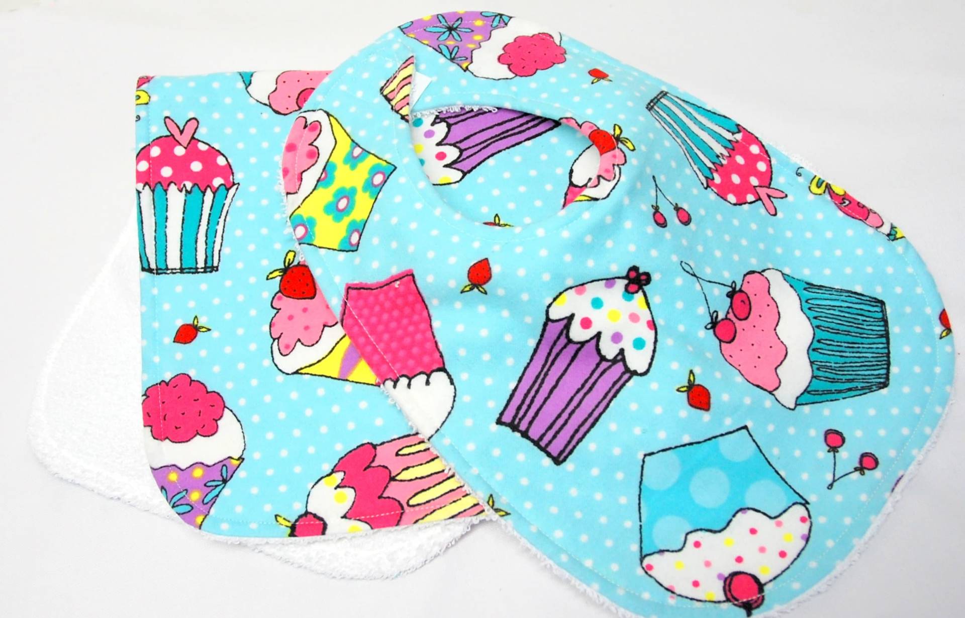 Baby Mädchen Lätzchen Und Spucktuch, Babyparty Geschenk, Willkommen Neue Mama Geschenk Cupcakes Auf Pastell Teal Baby Mädchen Lätzchen Und Spucktuch, Babyparty Geschenk, Willkommen Neue Mama Geschenk Cupcakes Auf Pastell Teal von Etsy - beyondquilts
