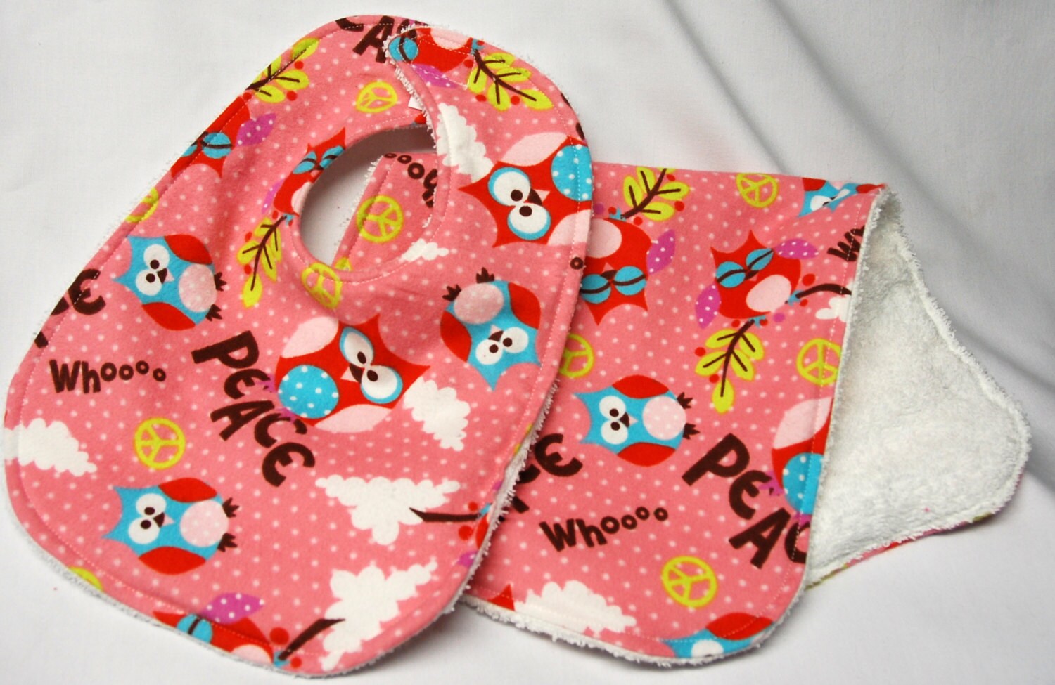 Baby Mädchen Lätzchen Und Spucktuch, Neue Mama Geschenk, Shower Willkommen Geschenk Eulen Peace Zeichen Auf Rosa von Etsy - beyondquilts