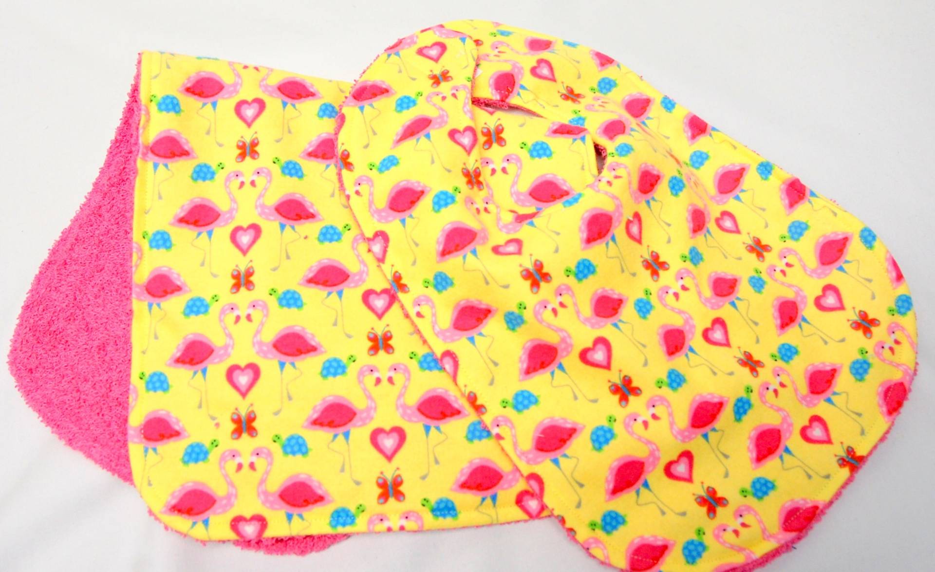 Baby Mädchen Lätzchen Und Spucktuch, Shower Geschenk, Willkommen Geschenk Rosa Flamingos, Herzen Schildkröten Auf Gelb Baby Mädchen Lätzchen Und Spucktuch, Shower Geschenk, Willkommen Geschenk Rosa Flamingos, Herzen Schildkröten Auf Gelb von Etsy - beyondquilts