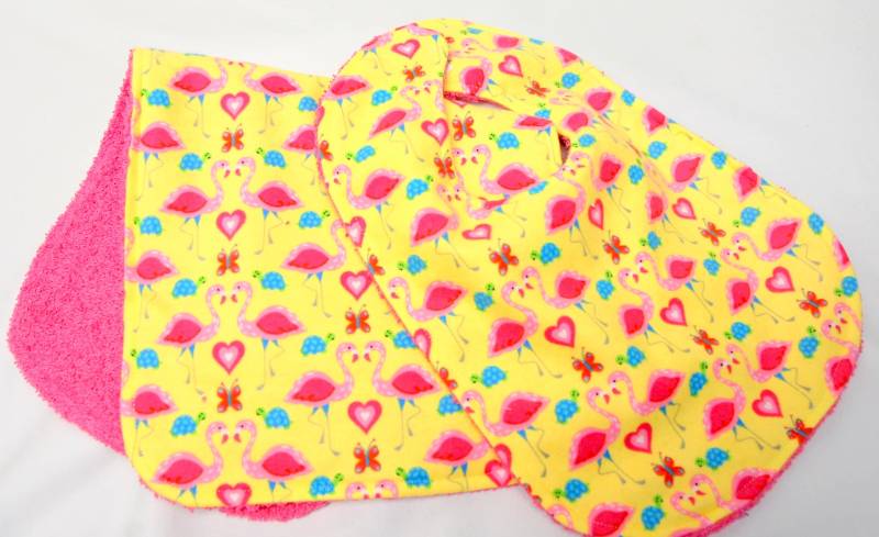 Baby Mädchen Lätzchen Und Spucktuch, Shower Geschenk, Willkommen Geschenk Rosa Flamingos, Herzen Schildkröten Auf Gelb von Etsy - beyondquilts