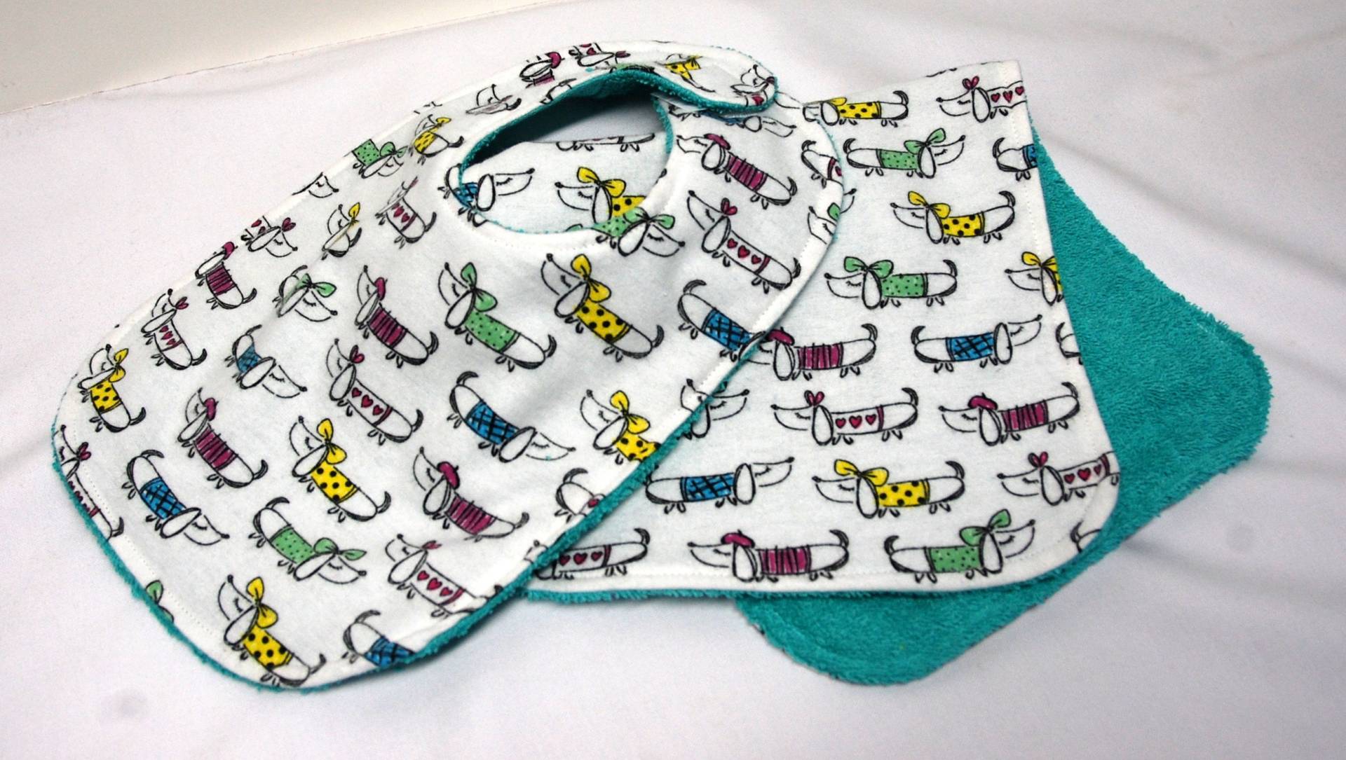 Baby Mädchen Lätzchen Und Spucktuch Set, Shower Geschenk, Willkommen Geschenk Doxies Mit Pullover Auf Weiß Baby Mädchen Lätzchen Und Spucktuch Set, Shower Geschenk, Willkommen Geschenk Doxies Mit Pullover Auf Weiß von Etsy - beyondquilts