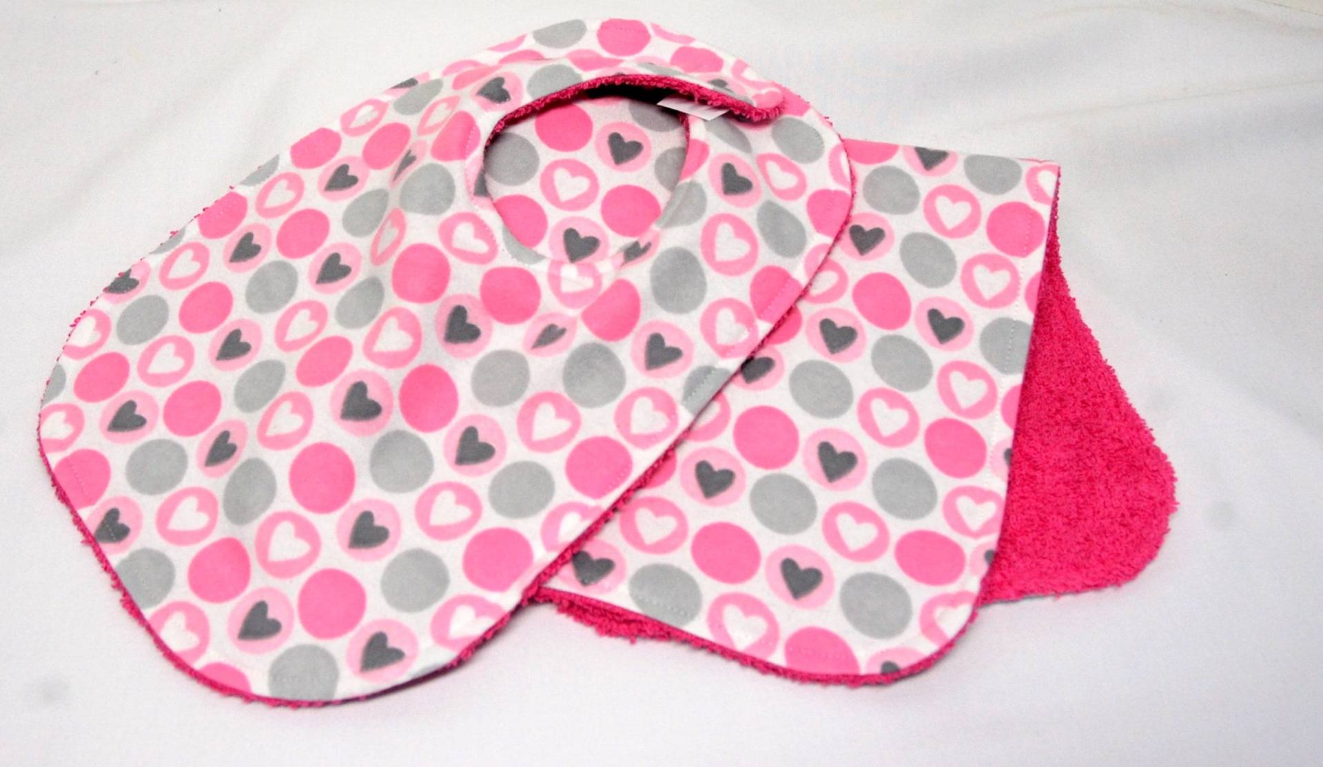 Baby Mädchen Lätzchen Und Spucktuch Set, Shower Geschenk, Willkommen Neues Geschenk Herzen Polka Dots in Rosa Grau Baby Mädchen Lätzchen Und Spucktuch Set, Shower Geschenk, Willkommen Neues Geschenk Herzen Polka Dots in Rosa Grau von Etsy - beyondquilts