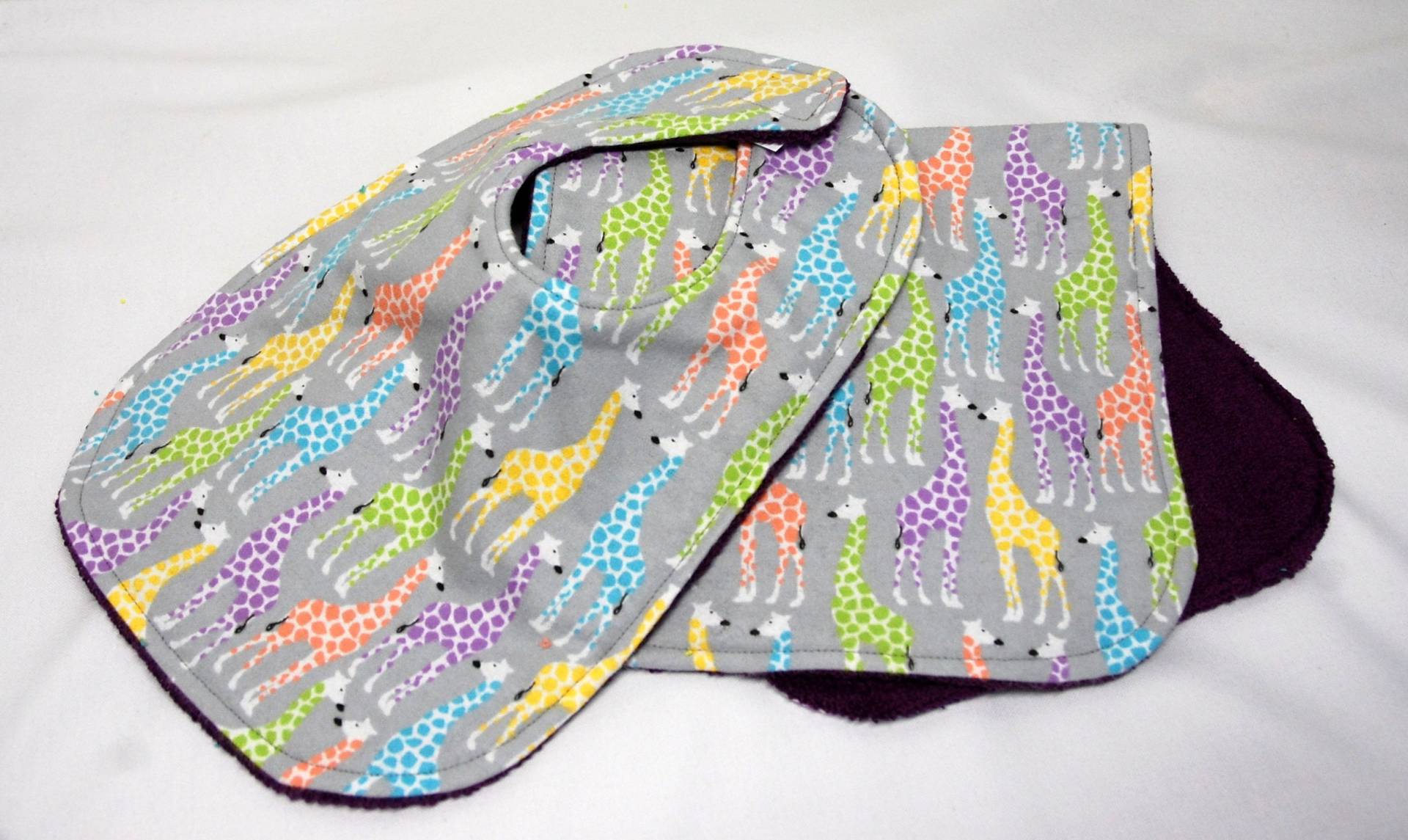 Baby Mädchen Lätzchen Und Spucktuch Set, Shower Geschenk, Willkommen Neues Geschenk Pastell Giraffen Auf Grau von Etsy - beyondquilts