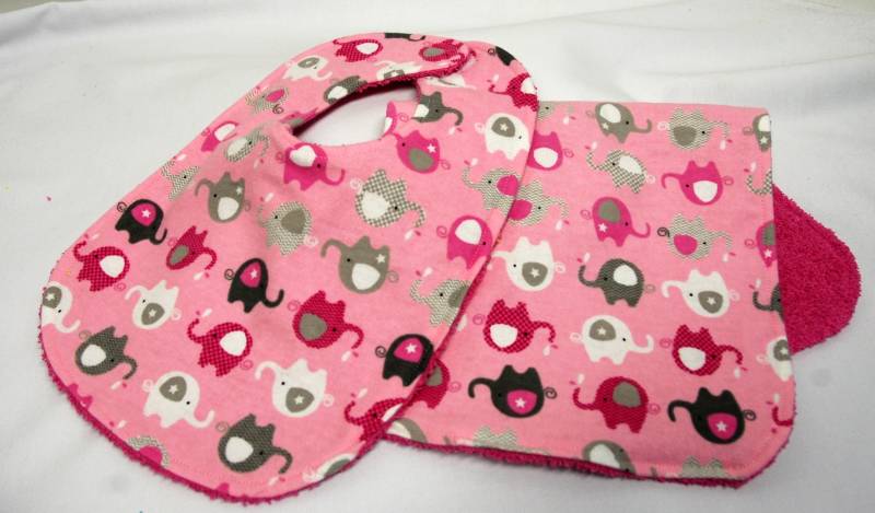 Baby Mädchen Lätzchen Und Spucktuch Set, Shower Geschenk, Willkommen Neues Geschenk Rosa Grau Elefanten von Etsy - beyondquilts