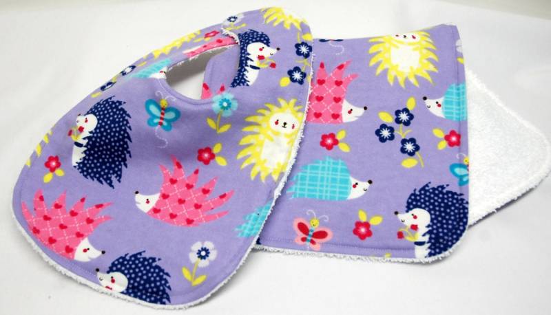 Baby Mädchen Lätzchen Und Spucktuch Set, Shower Geschenk Bunte Igel Auf Lila von Etsy - beyondquilts