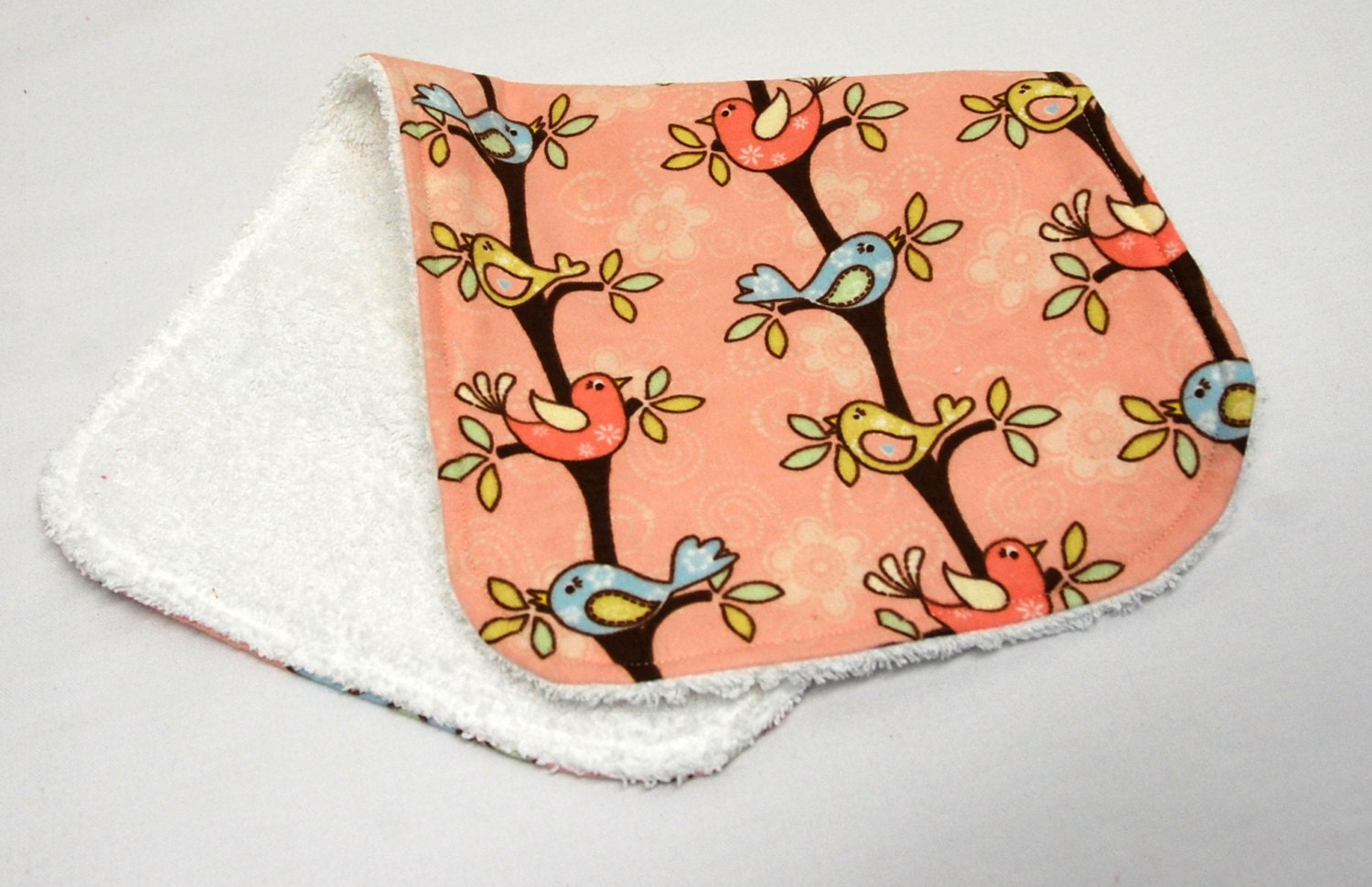 Baby Mädchen Spucktuch, Babypartygeschenk, Willkommensgeschenk Vögel Auf Pfirsich Baby Mädchen Spucktuch, Babypartygeschenk, Willkommensgeschenk Vögel Auf Pfirsich von Etsy - beyondquilts