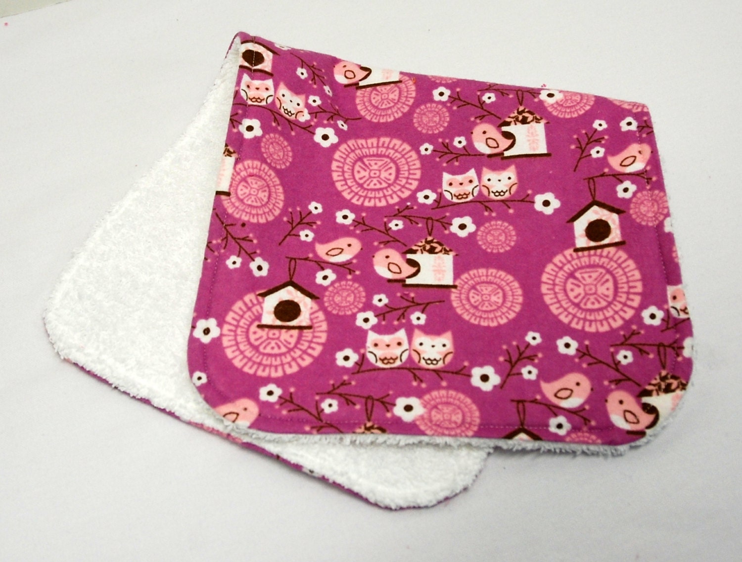 Baby Mädchen Spucktuch, Geschenk, Willkommensgeschenk Baby Zierliche Eulen, Blumen, Vögel Und Vogelhäuser Auf Rosa von Etsy - beyondquilts