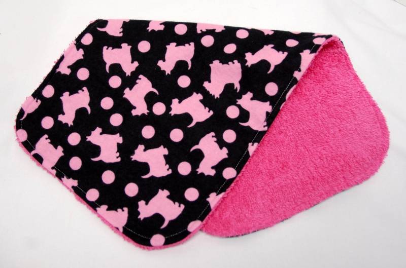Baby Mädchen Spucktuch, Shower Geschenk, Willkommen Geschenk - Pinke Scottie Hunde Auf Schwarz von Etsy - beyondquilts