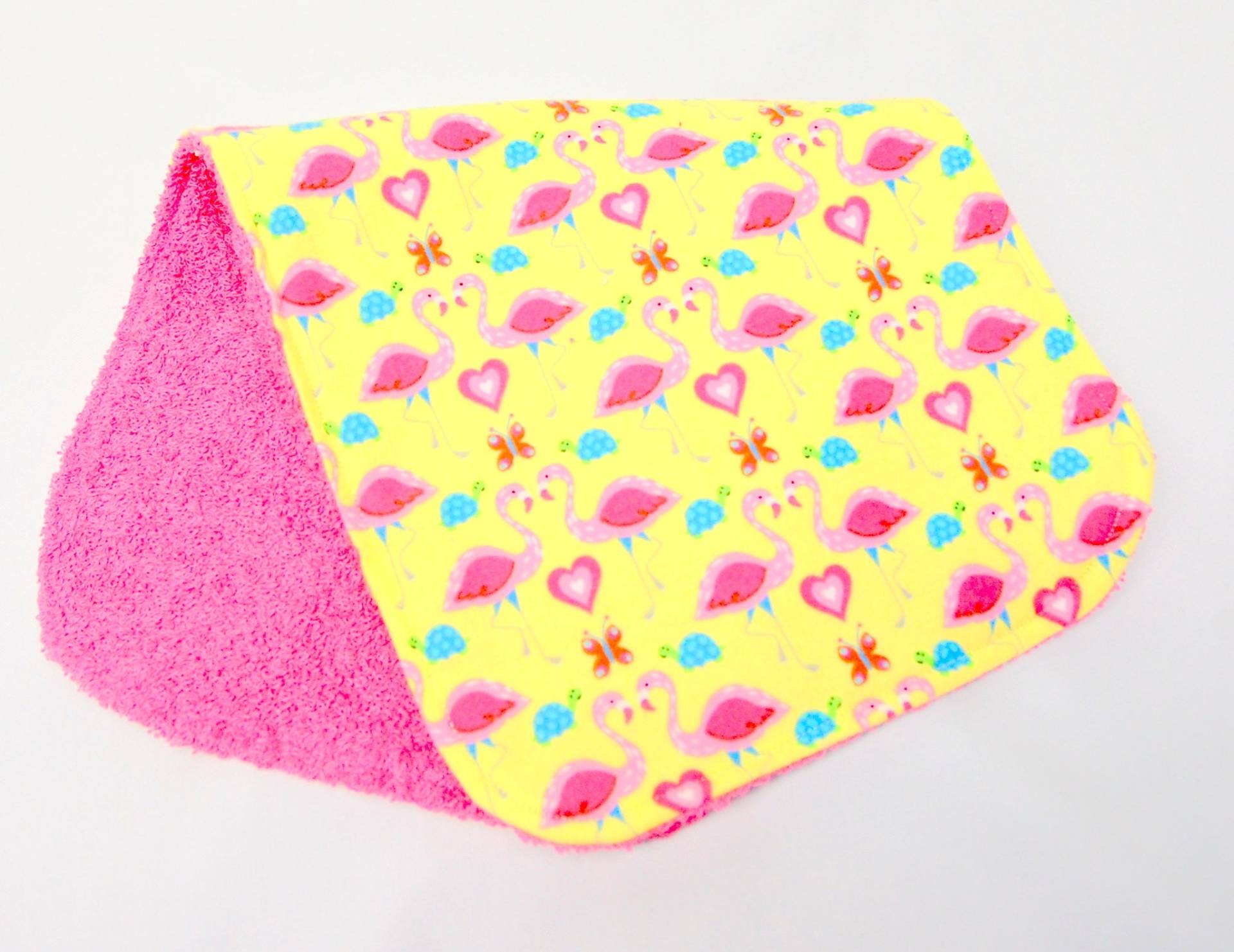 Baby Mädchen Spucktuch, Shower Geschenk, Willkommensgeschenk Rosa Flamingos, Schildkröten Und Herzen Auf Gelb Baby Mädchen Spucktuch, Shower Geschenk, Willkommensgeschenk Rosa Flamingos, Schildkröten Und Herzen Auf Gelb von Etsy - beyondquilts