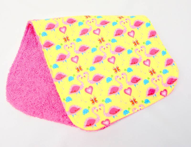 Baby Mädchen Spucktuch, Shower Geschenk, Willkommensgeschenk Rosa Flamingos, Schildkröten Und Herzen Auf Gelb von Etsy - beyondquilts