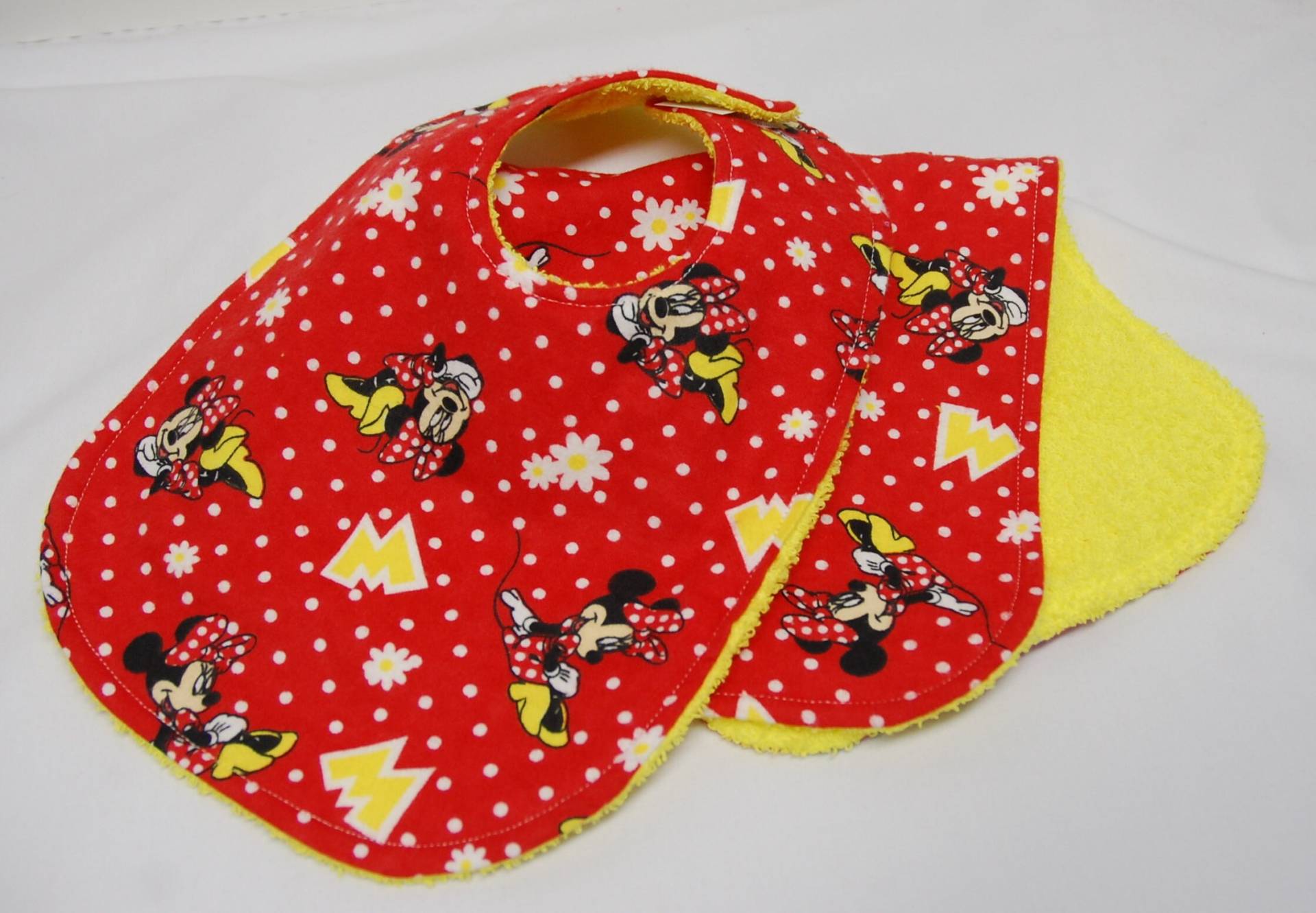 Baby Mädchen Spucktuch Set, Shower Geschenk, Willkommen Neues Geschenk Minnie Maus Auf Rot Baby Mädchen Spucktuch Set, Shower Geschenk, Willkommen Neues Geschenk Minnie Maus Auf Rot von Etsy - beyondquilts