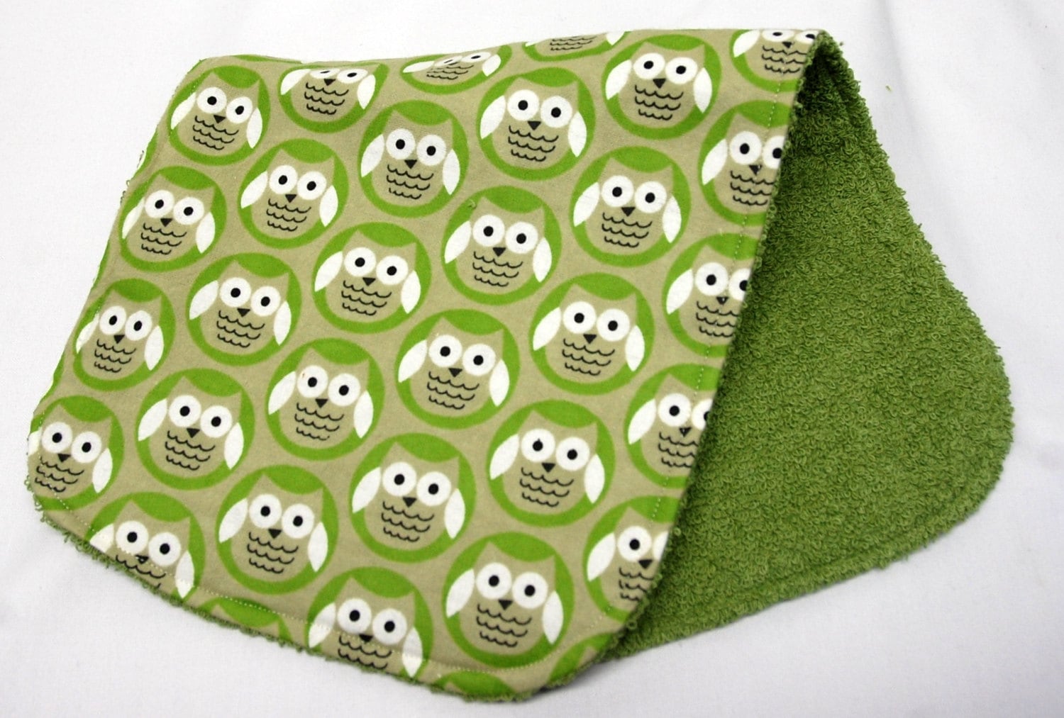 Baby Spucktuch, Babypartygeschenk, Willkommensgeschenk Grüne Eulen von Etsy - beyondquilts