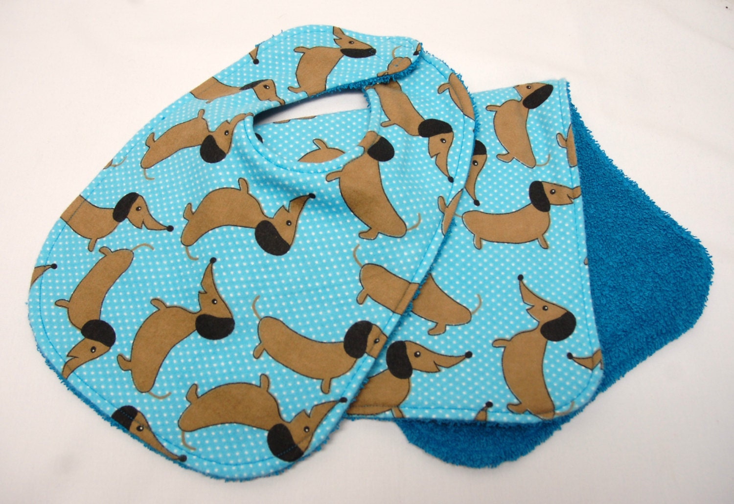 Babylätzchen Und Spucktuch, Babypartygeschenk, Willkommensgeschenk Doxies Auf Petrol Mit Kleinen Weißen Punkten von Etsy - beyondquilts