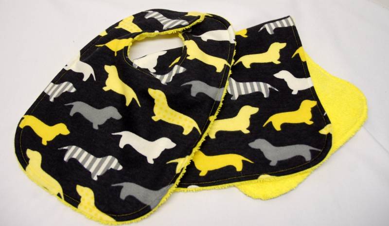 Babylätzchen Und Spucktuch, Babypartygeschenk, Willkommensgeschenk Gelbe, Graue Weiße Dackel Auf Schwarz von Etsy - beyondquilts