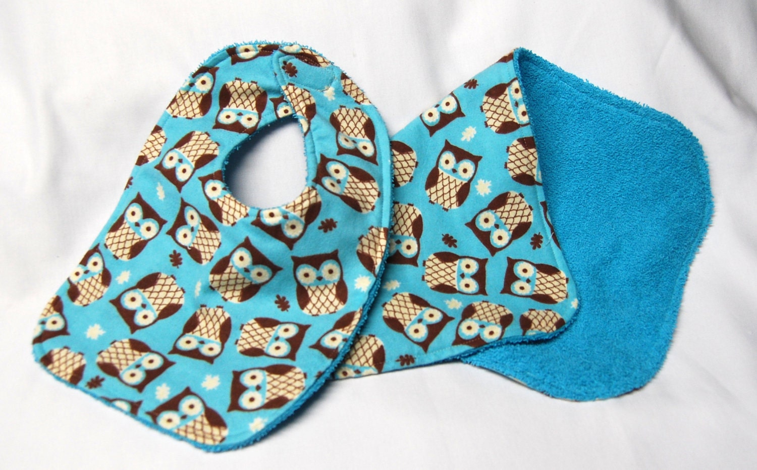 Lätzchen Und Spucktuch Set, Baby Shower Geschenk, Willkommen Geschenk Braune Eulen Auf Petrol - Teal Rückseite von Etsy - beyondquilts