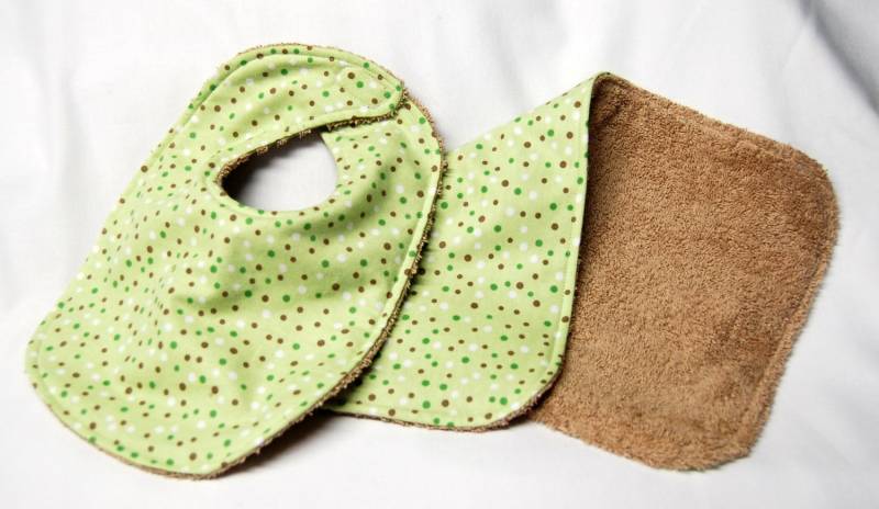 Lätzchen Und Spucktuch-Set, Baby-Dusche-Geschenk, Willkommens-Baby-Geschenk Grün, Weiß Braun Tupfen Auf Grün von Etsy - beyondquilts