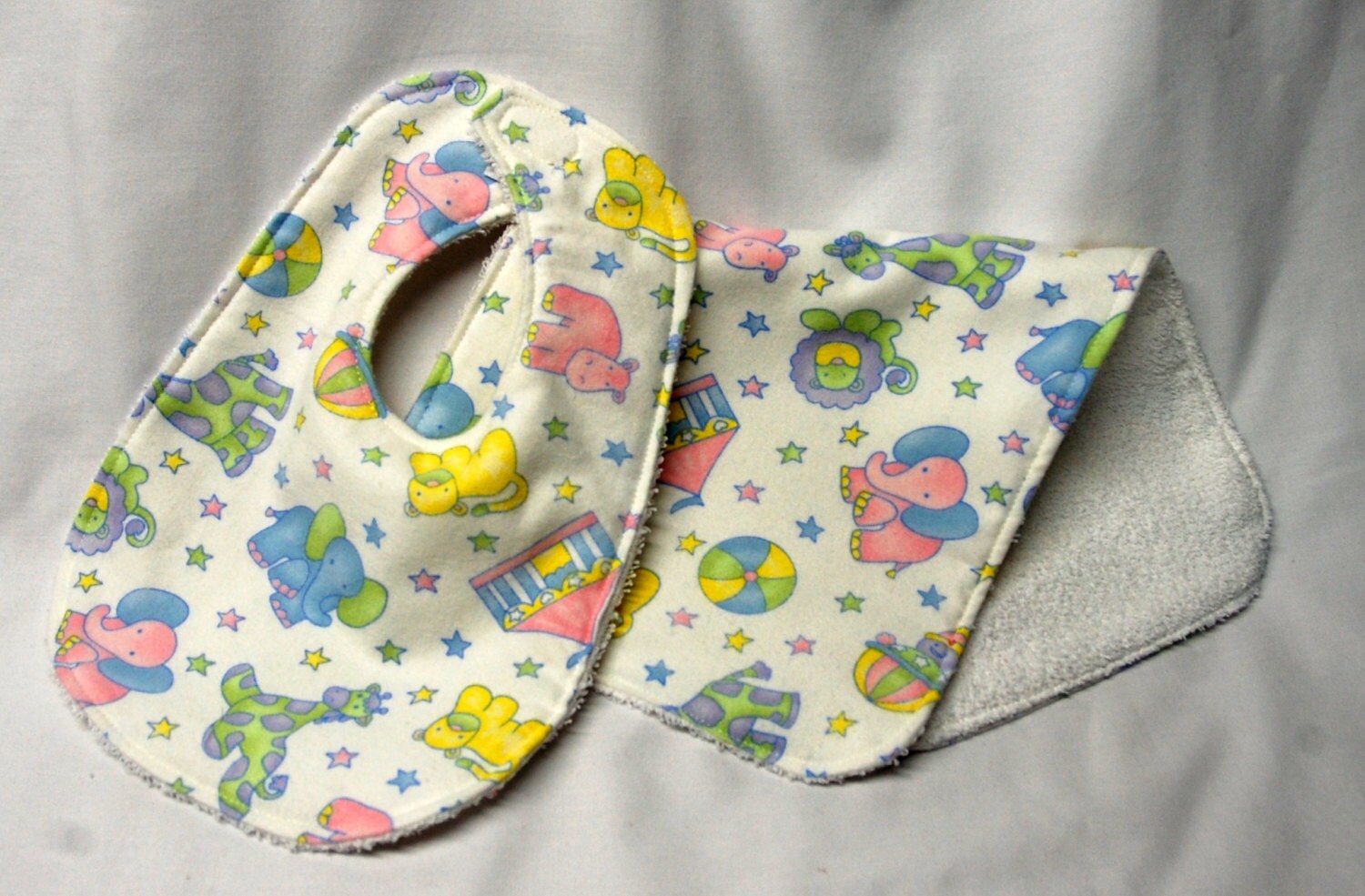 Spezial-Lätzchen Und Spucktuch Baby Mädchen, Geschenk Zur Geburt, Willkommensgeschenk Elefanten, Löwen, Giraffen Wasserball Spezial-Lätzchen Und Spucktuch Baby Mädchen, Geschenk Zur Geburt, Willkommensgeschenk Elefanten, Löwen, Giraffen Wasserball von Etsy - beyondquilts