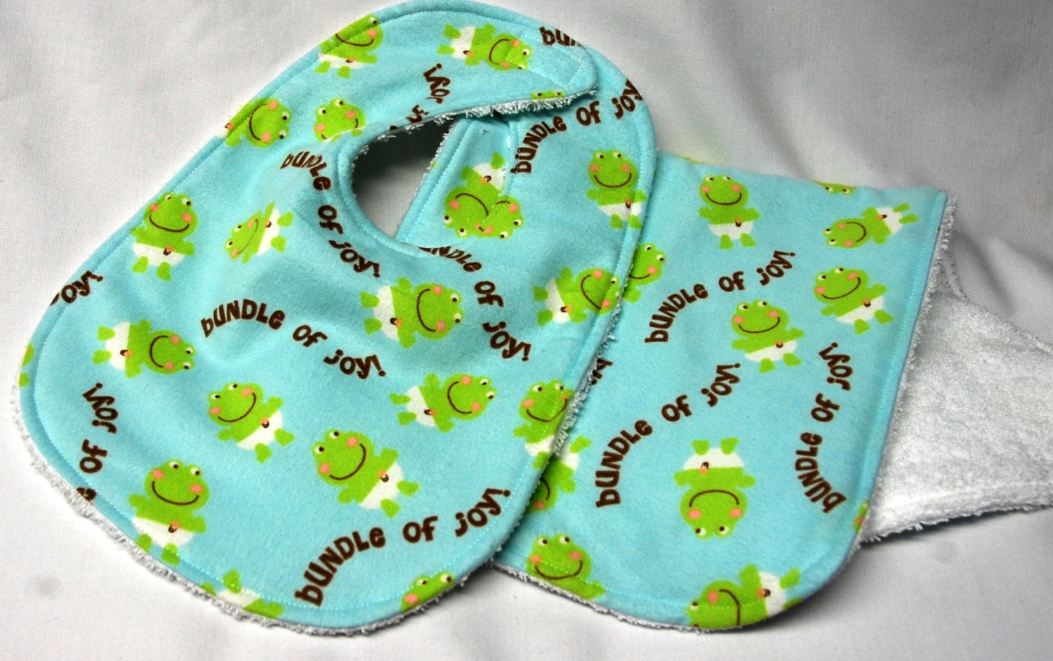 Spezielles -Baby Lätzchen Und Spucktuch, Baby Shower Geschenk, Willkommen Geschenk - Bündel Freude Frösche Mit Windeln von Etsy - beyondquilts