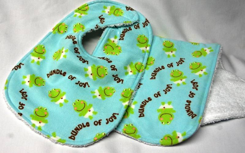 Spezielles -Baby Lätzchen Und Spucktuch, Baby Shower Geschenk, Willkommen Geschenk - Bündel Freude Frösche Mit Windeln von Etsy - beyondquilts