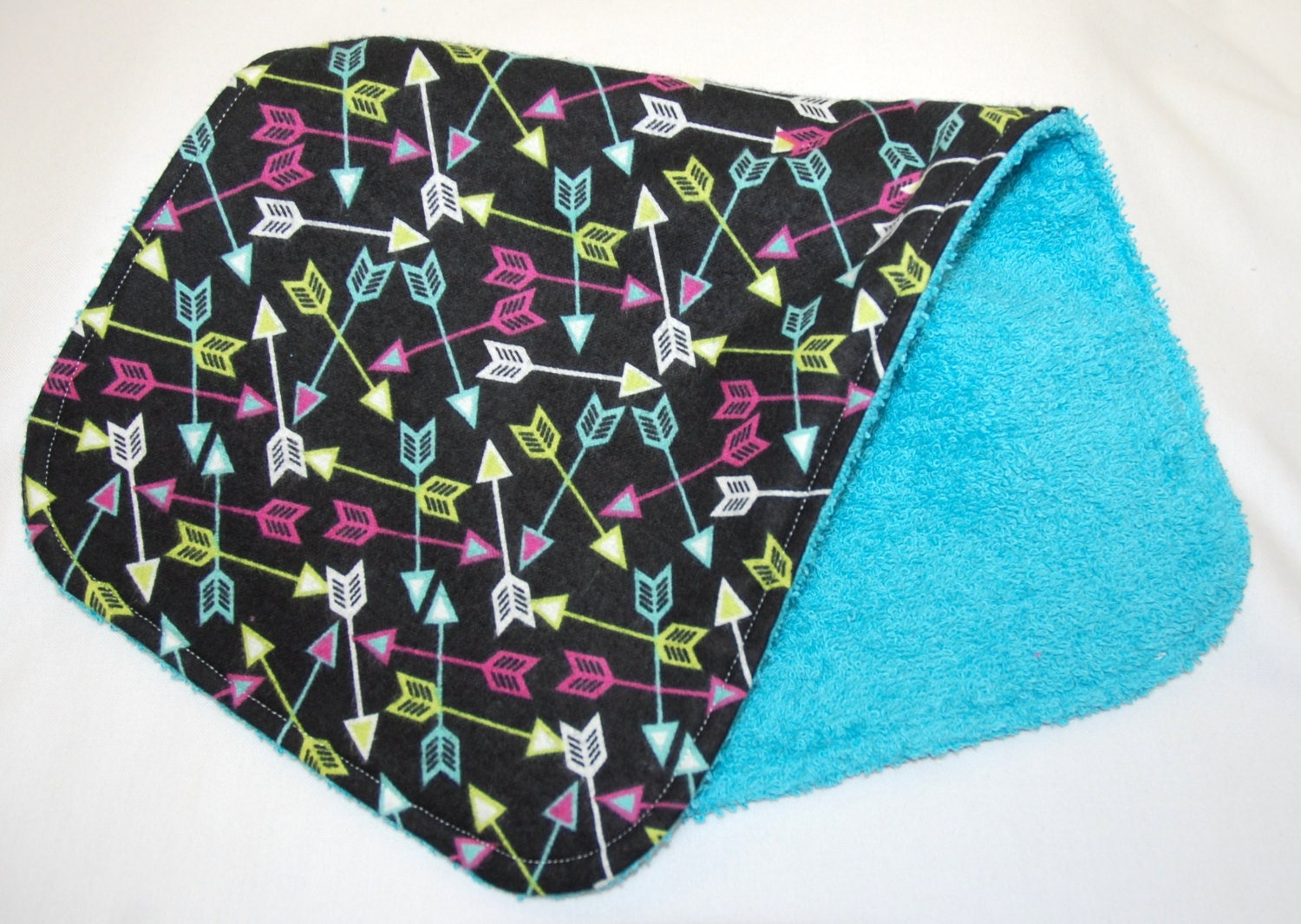 Spucktuch Für Jungen, Babypartygeschenk, Willkommensgeschenk - Bunte Pfeile von Etsy - beyondquilts