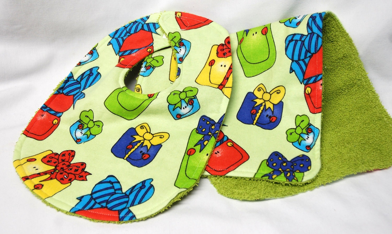 Weihnachten - Lätzchen Und Spucktuch-Set, 0-3 Monate Größe, Babypartygeschenk, Willkommensgeschenk Baby Fröhliche Weihnachtsgeschenke Auf Hellgrün Weihnachten - Lätzchen Und Spucktuch-Set, 0-3 Monate Größe, Babypartygeschenk, Willkommensgeschenk Baby Fröhliche Weihnachtsgeschenke Auf Hellgrün von Etsy - beyondquilts