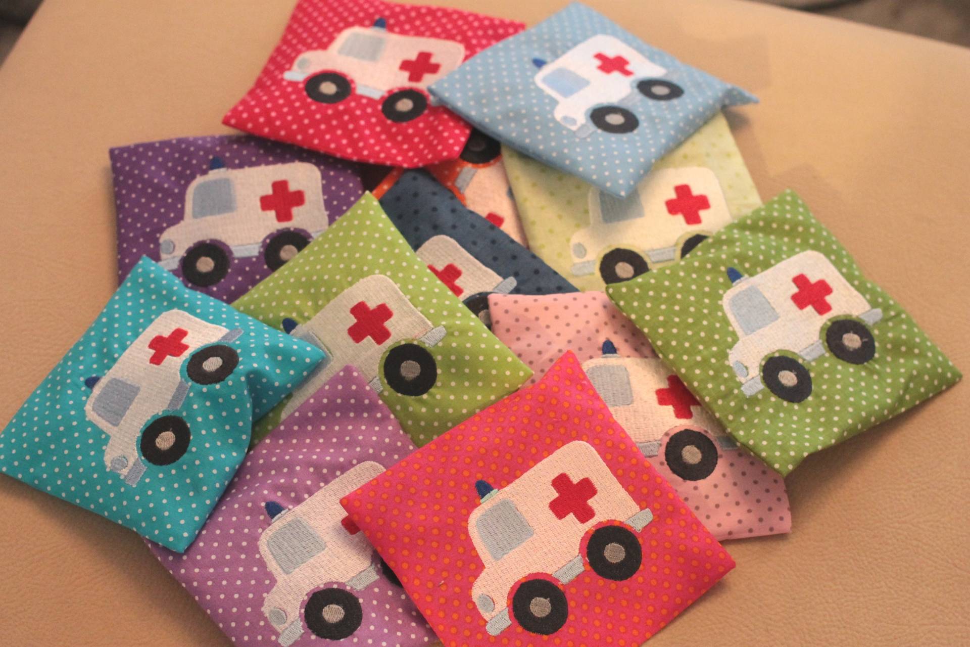 Überaschung Wärme/Kühl-Kissen-Tasche Auapad Krankenwagen Überaschung Wärme/Kühl-Kissen-Tasche Auapad Krankenwagen von Etsy - biclalo