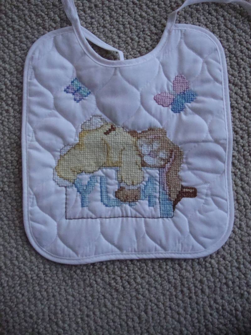 Kreuzstich Baby Lätzchen, Yum/Schlafendes Kaninchen, Ostern, Frühling von Etsy - bitKNITnCRAFTY