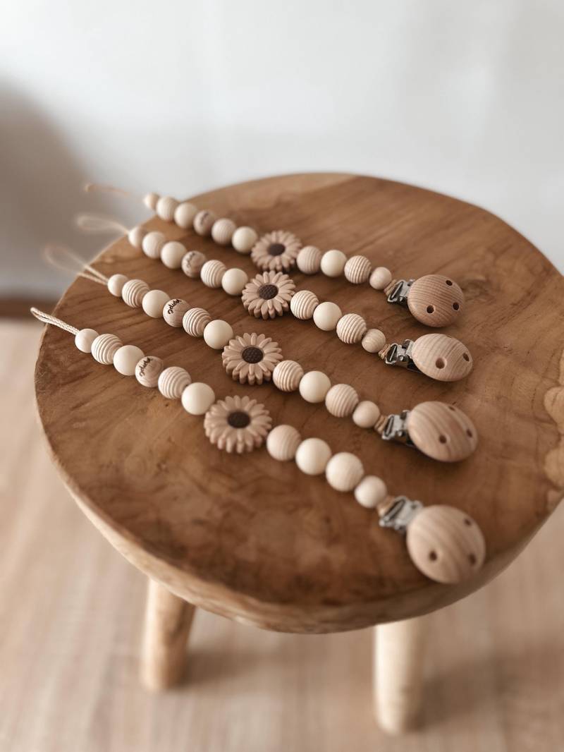 Schnullerkette/Aus Holzperlen Und Einer Silikonblume von Etsy - blessdmoments