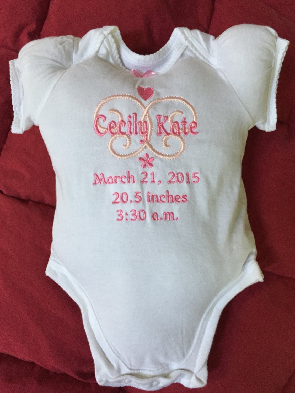 Benutzerdefinierte Geburtsanzeige Onesie Kissen Bestickt Benutzerdefinierte Geburtsanzeige Onesie Kissen Bestickt von Etsy - byJulianna