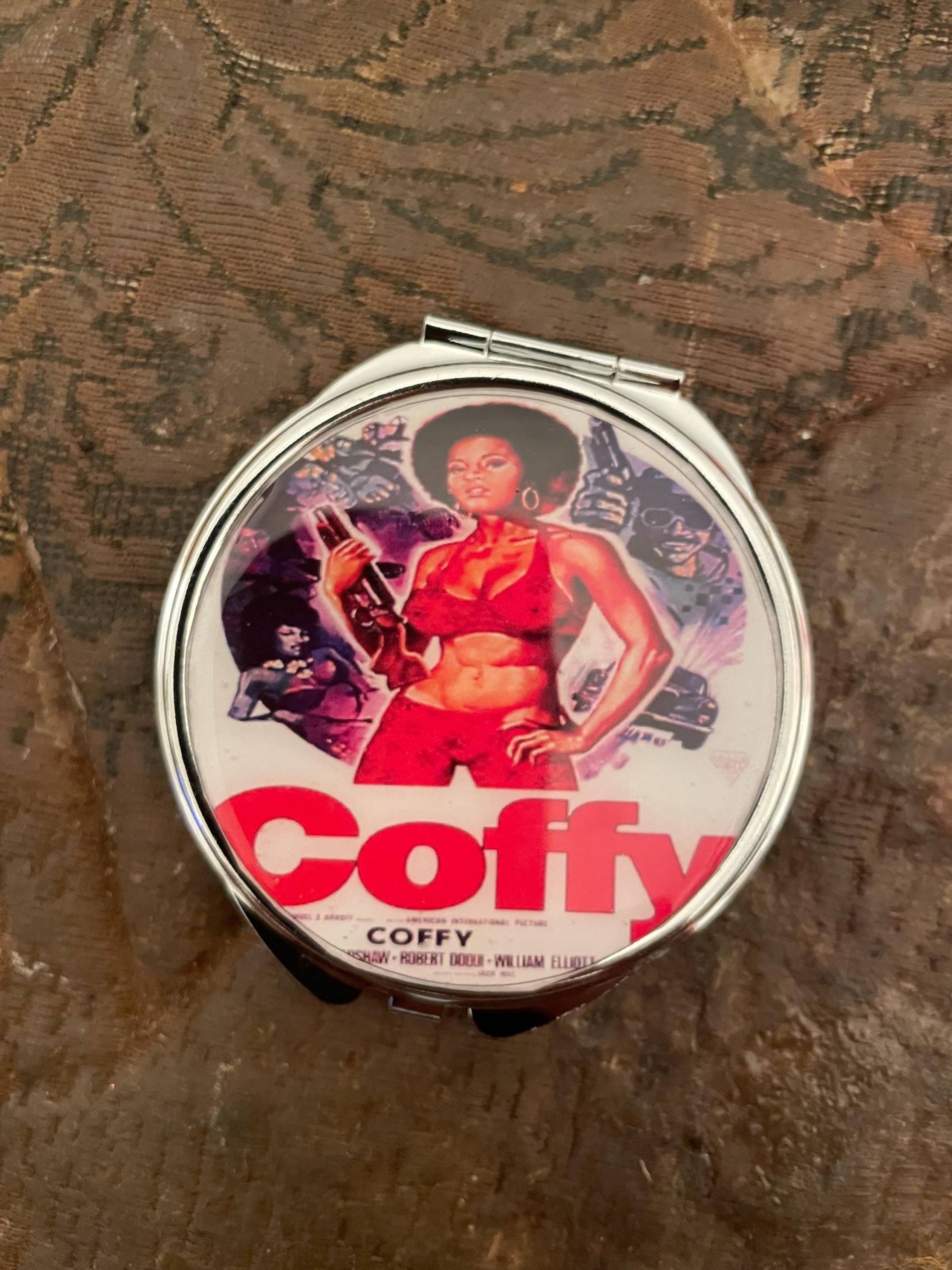 Retro 1970Er Jahre Foxy Brown Coffy Pam Grier Kleine Runde Silber Spiegeldose Retro 1970Er Jahre Foxy Brown Coffy Pam Grier Kleine Runde Silber Spiegeldose von Etsy - cheetahrama