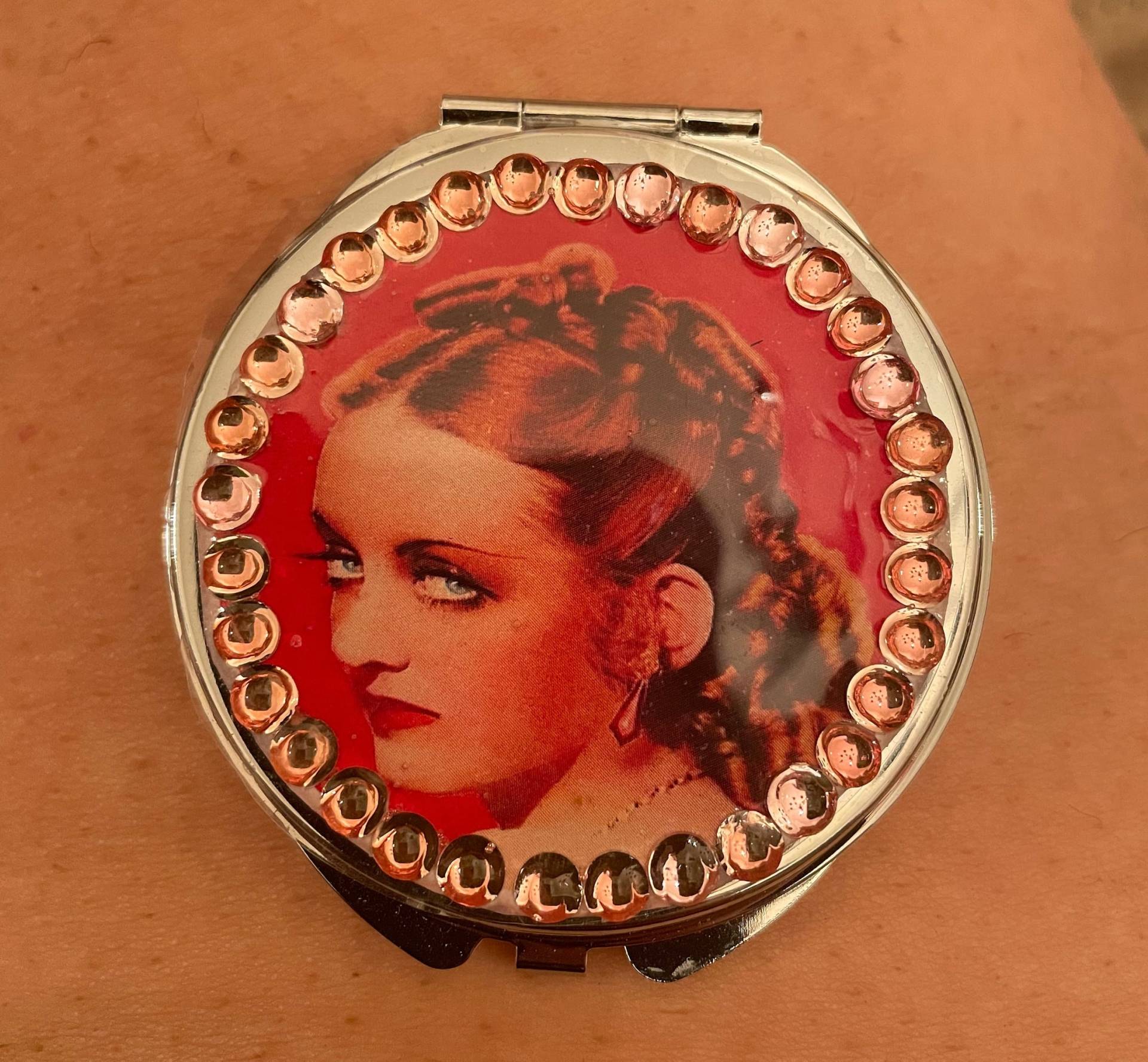 Retro Bette David Jezebel W/Kristall Rand Kleine Silber Kompaktspiegel Kompakt Retro Bette David Jezebel W/Kristall Rand Kleine Silber Kompaktspiegel Kompakt von Etsy - cheetahrama
