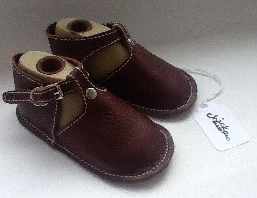 Schokoleder Babyschuh Mit Schnalle Und Niete Schokoleder Babyschuh Mit Schnalle Und Niete von Etsy - chickpeakid