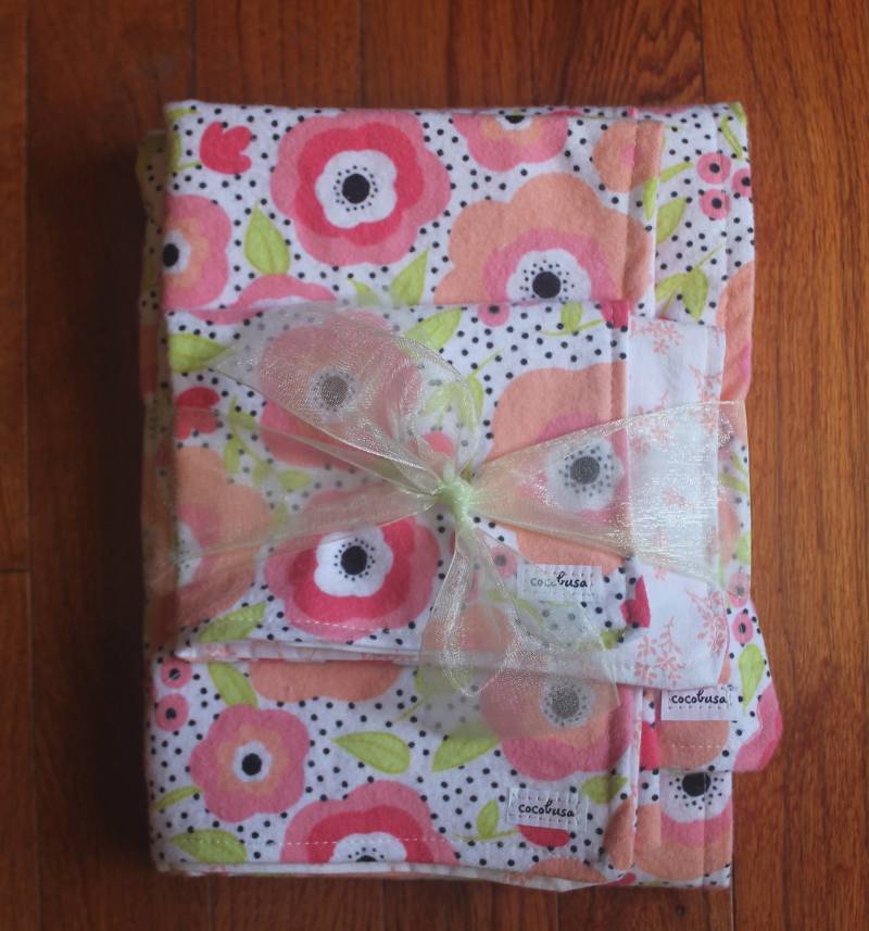 Blume Baby Mädchen Bundle Geschenk Decke, Burp Tücher von Etsy - cocobusa