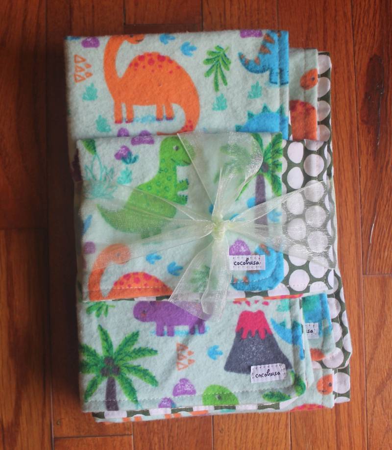 Dinosaurier-Baby-Bundle-Geschenk Decke, Burp Tücher von Etsy - cocobusa